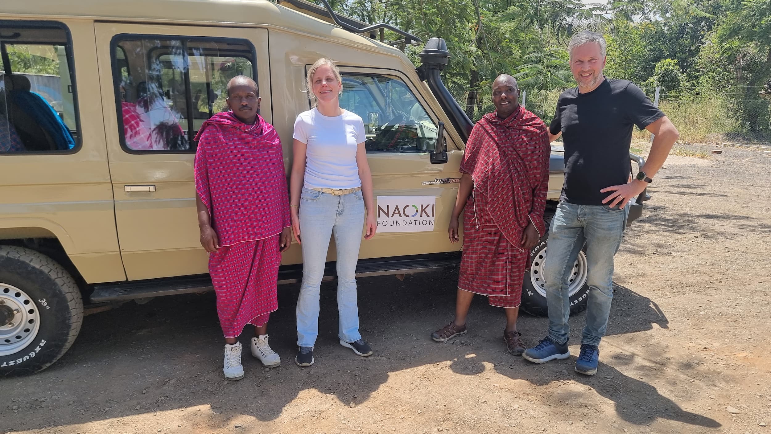 Foto van lokale Tanzanianen en Mario en Anke