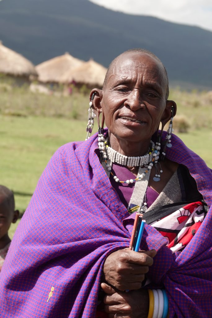 Oudere vrouw met potloden in haar hand