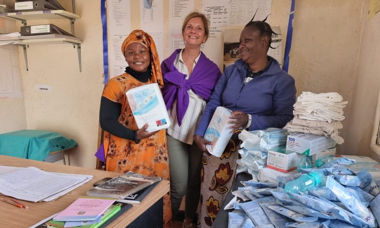 Foto waarop gedoneerde hulpmiddelen te zien zijn