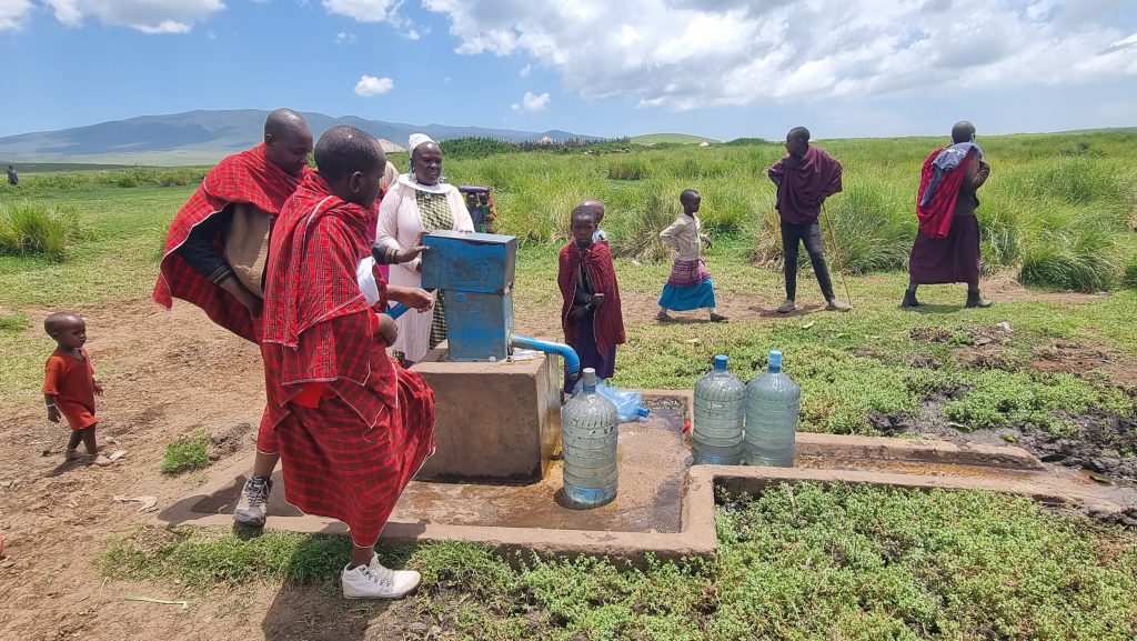 Water aan het oppompen met behulp van een pomp die is gerealiseerd dankzij Naoki Foundation