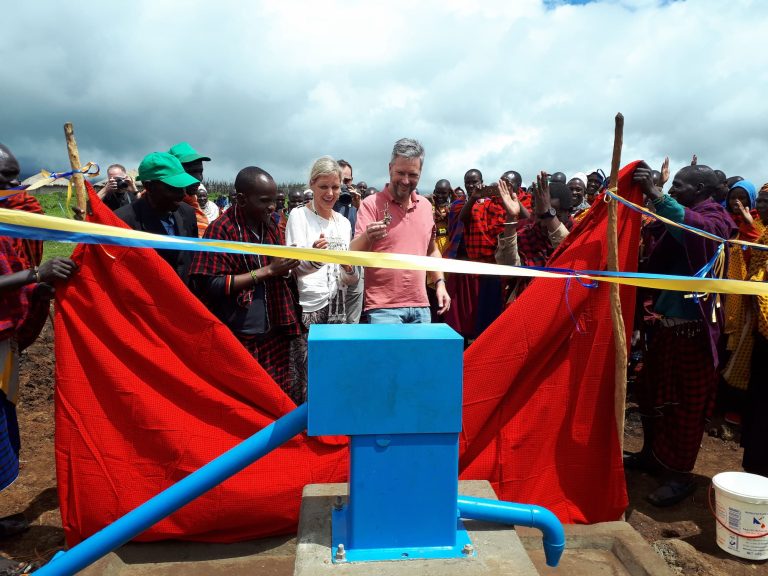 Mario Sigmans en Anke Manse openen een waterpomp